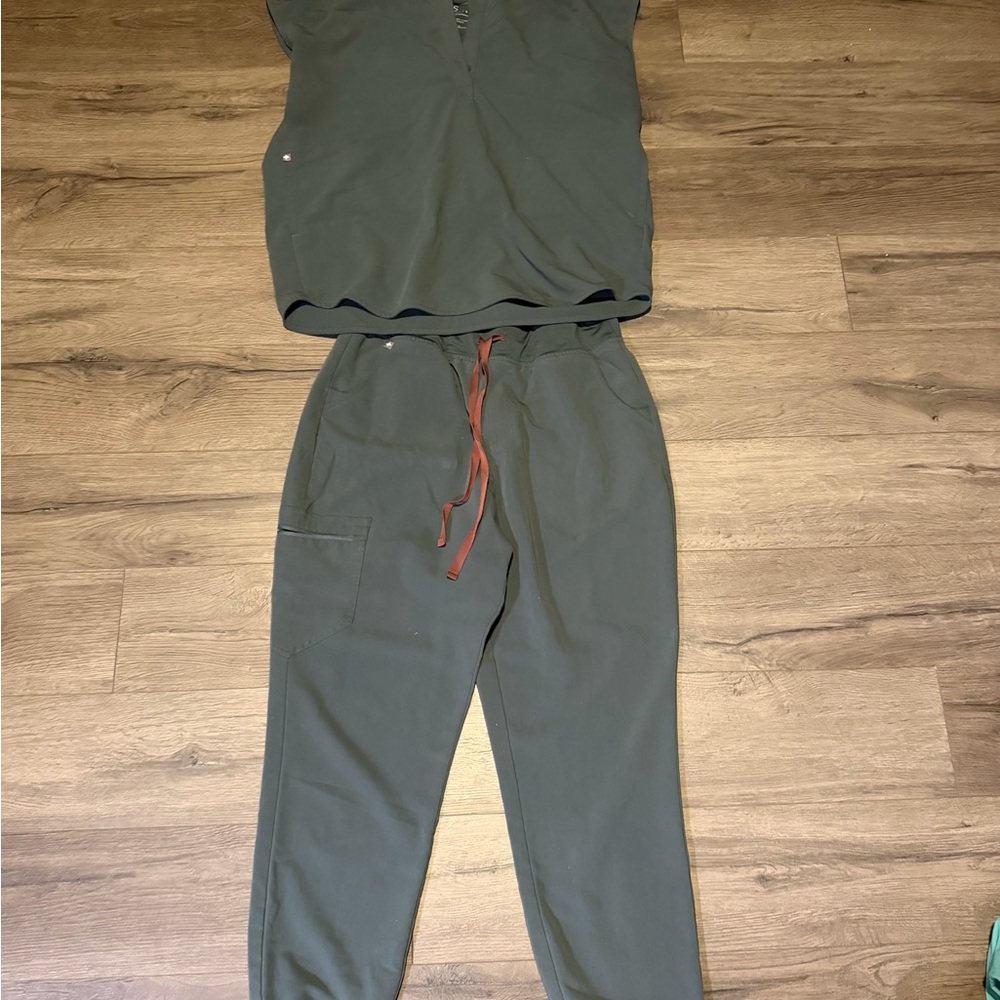 Figs Women's Bonsai Jogger Scrub Set